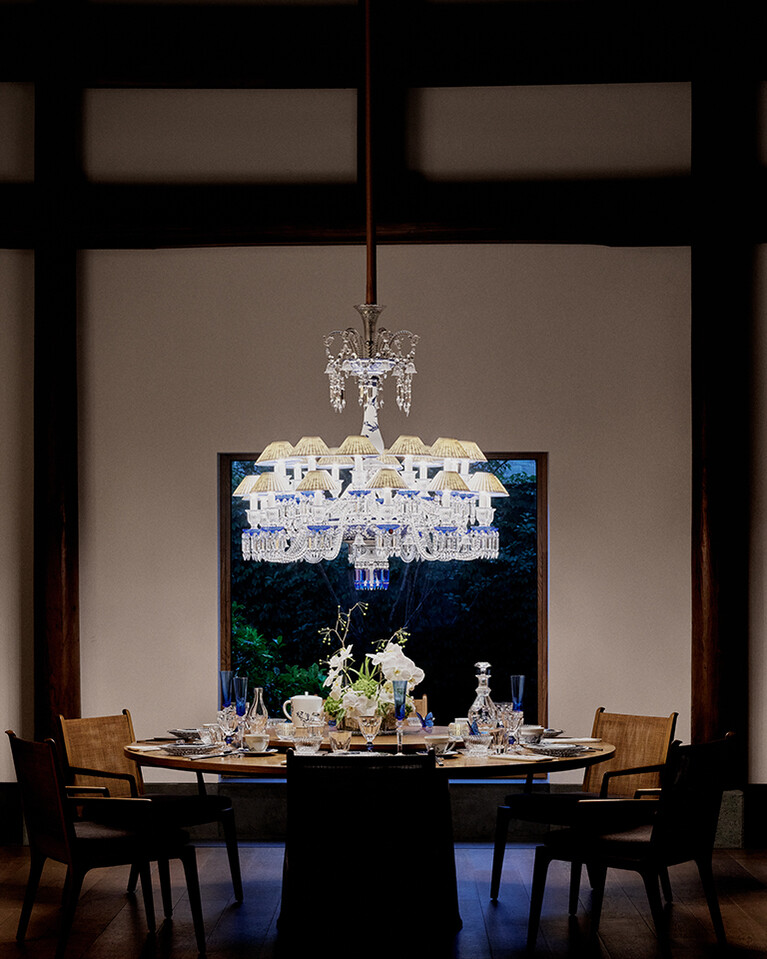 Printemps bleu chandelier in a dining room