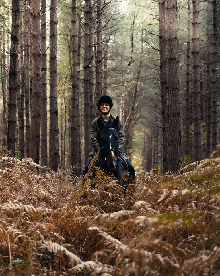 Boule Artist riding a horse