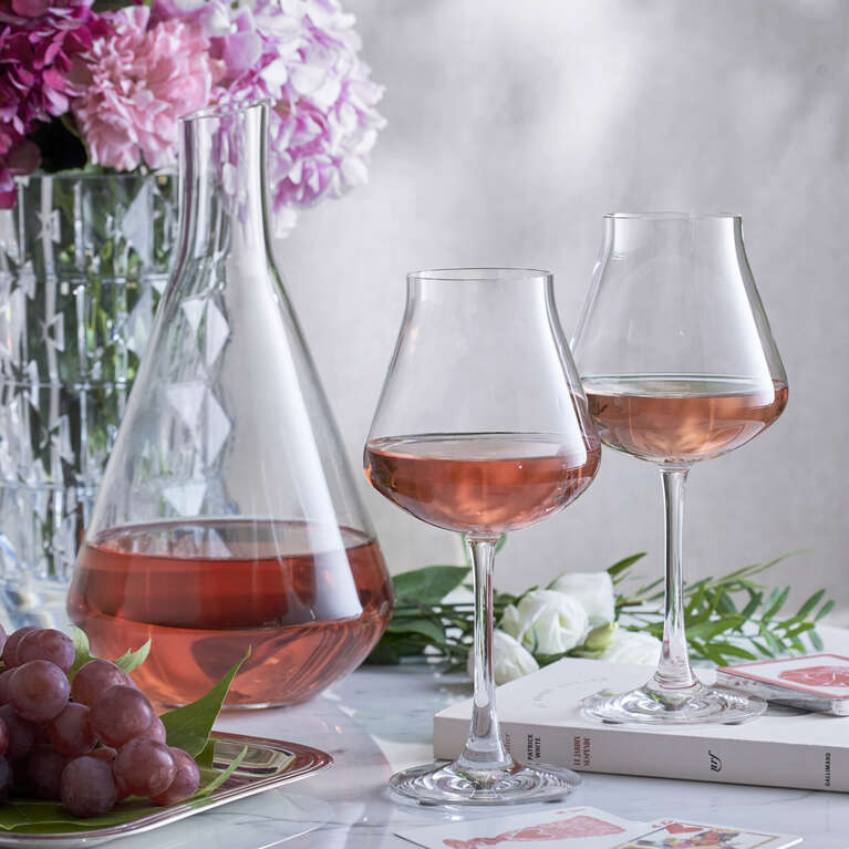 Bee wine glass in transparent glass